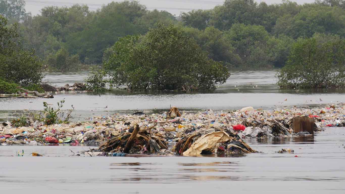 Bergen plastic stapelen zich op in een stuk zee vlakbij het land